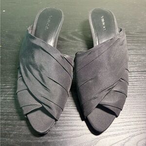 Vince Women's Black Slide on mules size 6.5 New